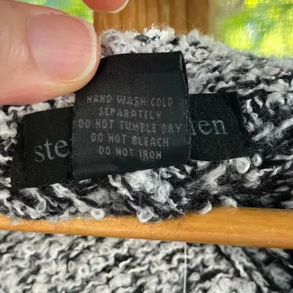 Steve Madden Women's Black And White Fringe Trim Poncho OSFM. NEW WITH DEFECTS - Picture 10 of 10